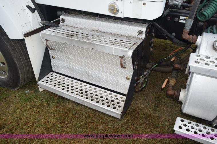 image for item J8471 2008 Kenworth T800 semi truck