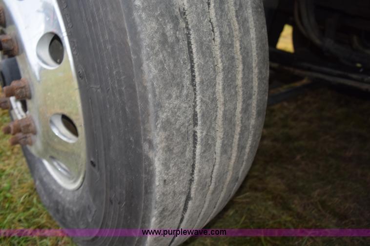 image for item J8471 2008 Kenworth T800 semi truck