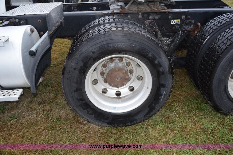 image for item J8471 2008 Kenworth T800 semi truck