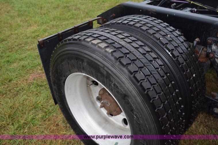 image for item J8471 2008 Kenworth T800 semi truck