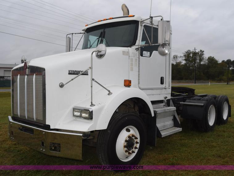 image for item J8472 2008 Kenworth T800 semi truck
