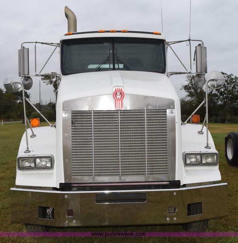 image for item J8472 2008 Kenworth T800 semi truck