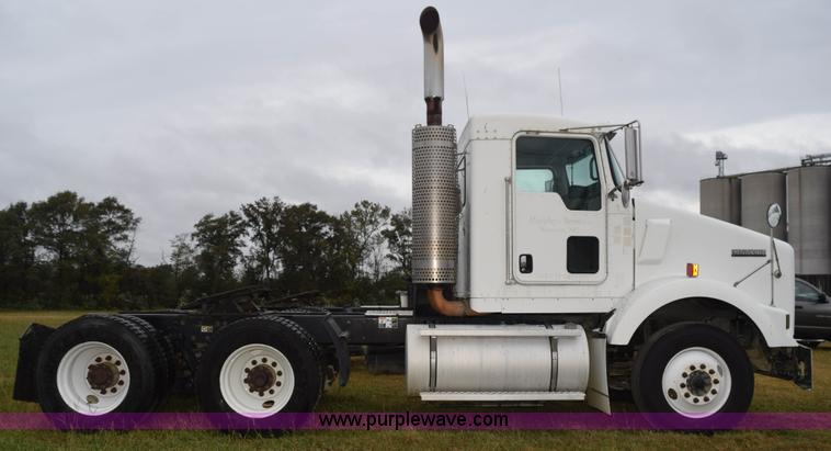 image for item J8472 2008 Kenworth T800 semi truck