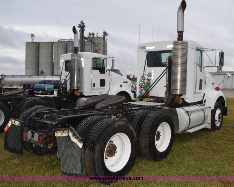 image for item J8472 2008 Kenworth T800 semi truck