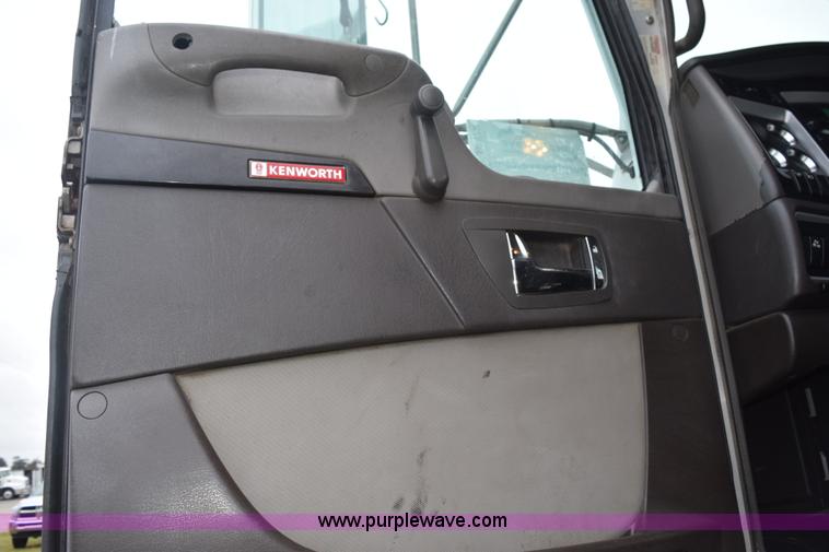 image for item J8472 2008 Kenworth T800 semi truck