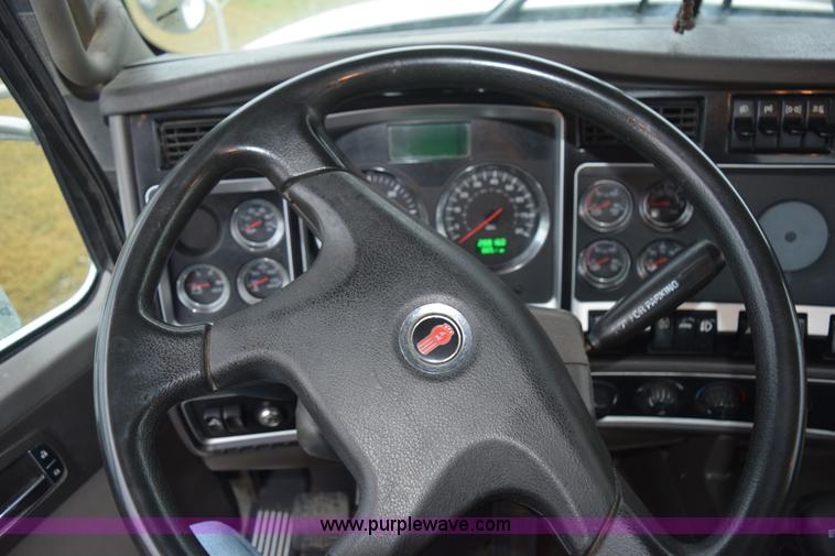 image for item J8472 2008 Kenworth T800 semi truck