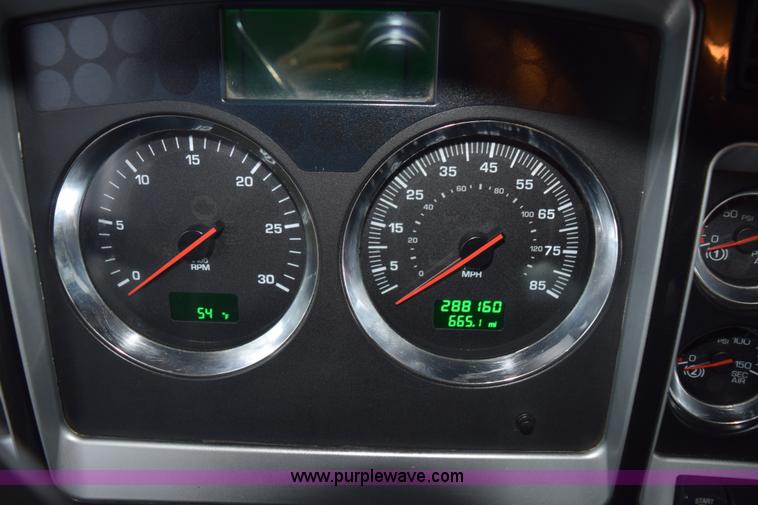 image for item J8472 2008 Kenworth T800 semi truck