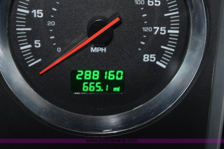 image for item J8472 2008 Kenworth T800 semi truck