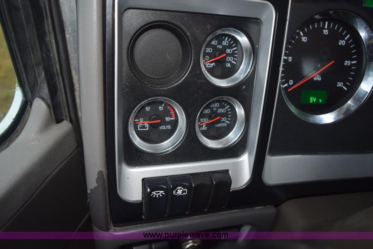 image for item J8472 2008 Kenworth T800 semi truck