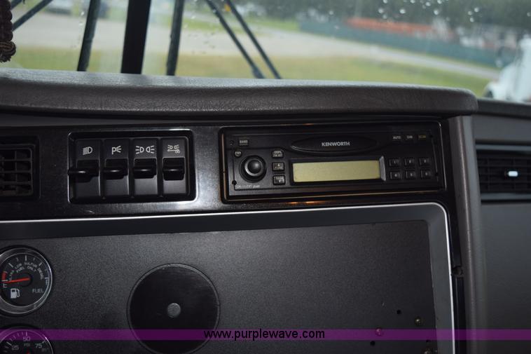 image for item J8472 2008 Kenworth T800 semi truck