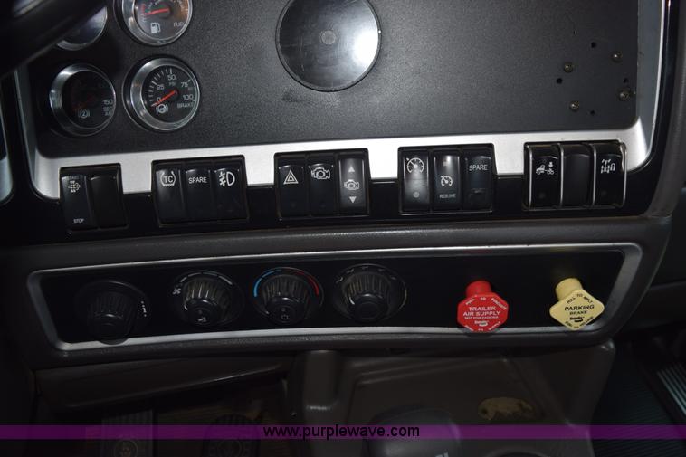 image for item J8472 2008 Kenworth T800 semi truck