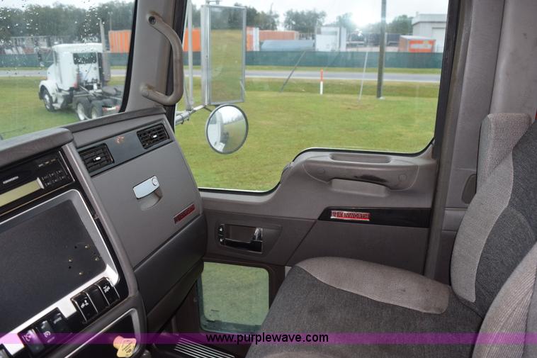 image for item J8472 2008 Kenworth T800 semi truck