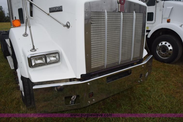 image for item J8472 2008 Kenworth T800 semi truck