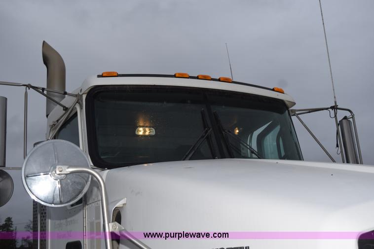 image for item J8472 2008 Kenworth T800 semi truck