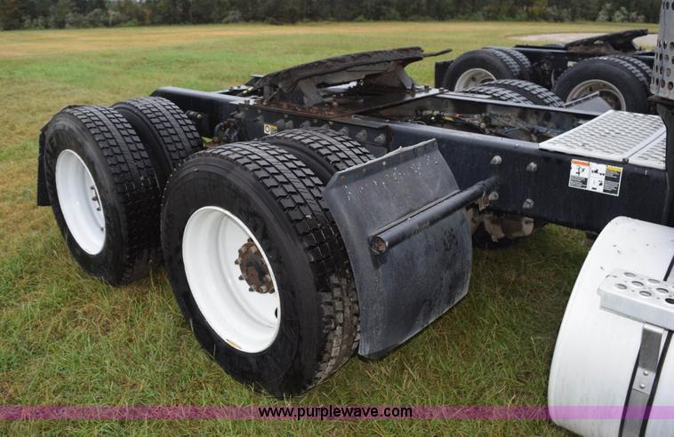 image for item J8472 2008 Kenworth T800 semi truck