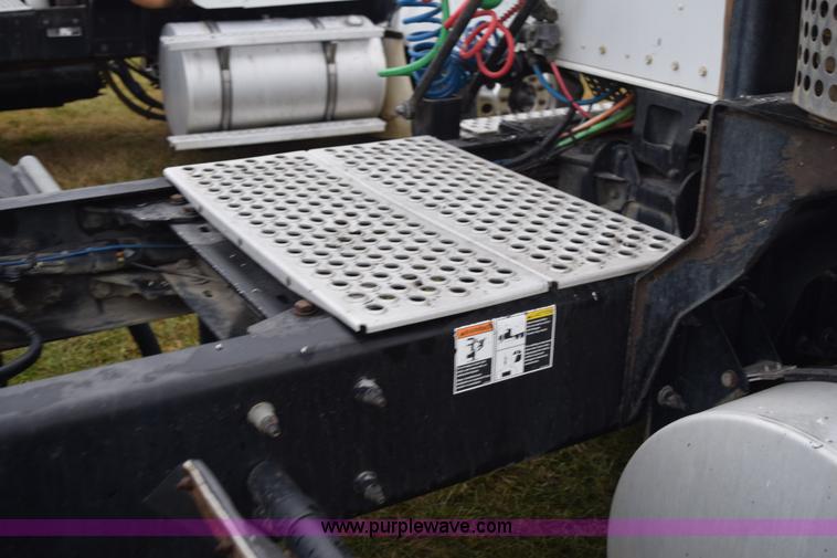 image for item J8472 2008 Kenworth T800 semi truck