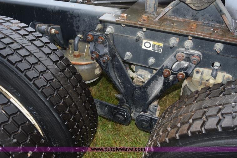 image for item J8472 2008 Kenworth T800 semi truck