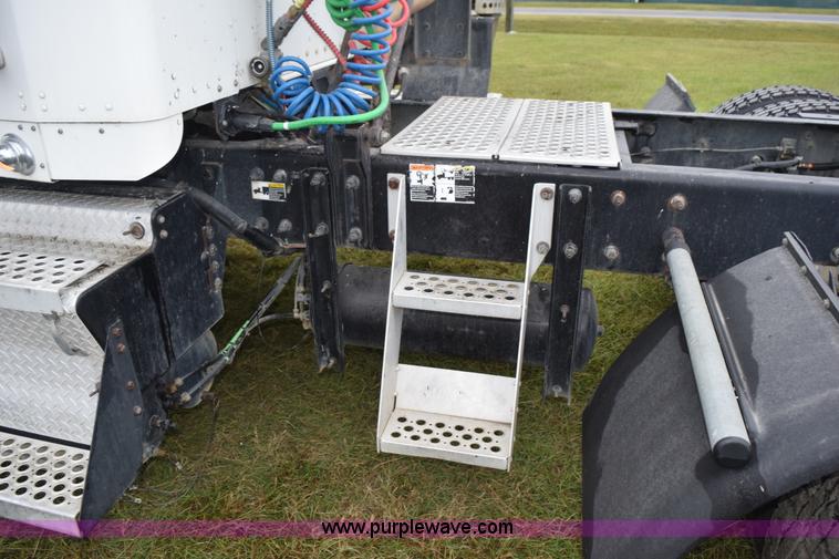 image for item J8472 2008 Kenworth T800 semi truck