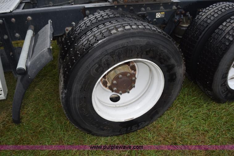 image for item J8472 2008 Kenworth T800 semi truck