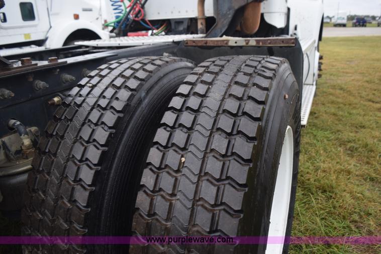 image for item J8472 2008 Kenworth T800 semi truck