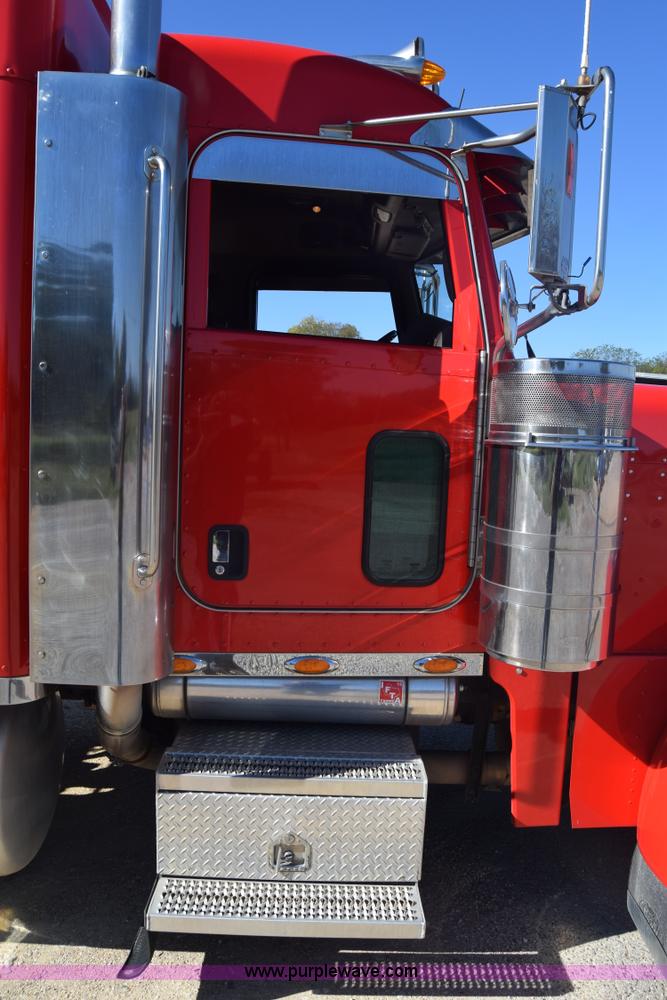 image for item K4917 2007 Peterbilt 379 semi truck