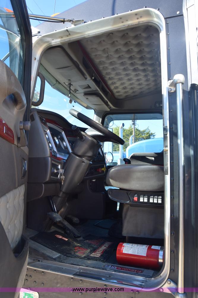 image for item K4918 2006 Kenworth W900 semi truck