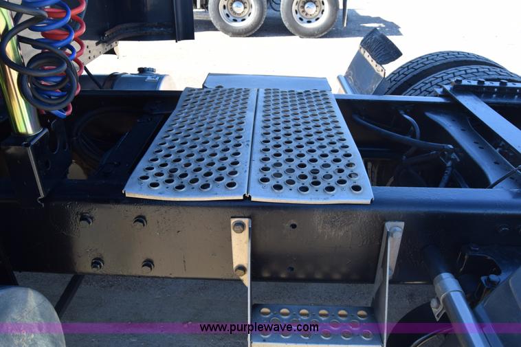 image for item K4918 2006 Kenworth W900 semi truck