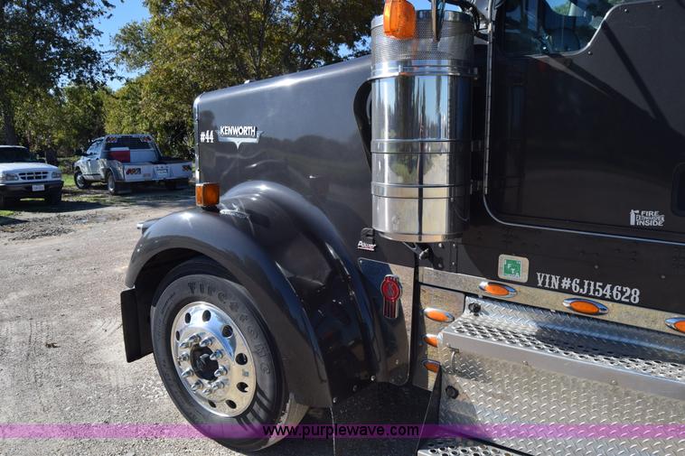 image for item K4918 2006 Kenworth W900 semi truck