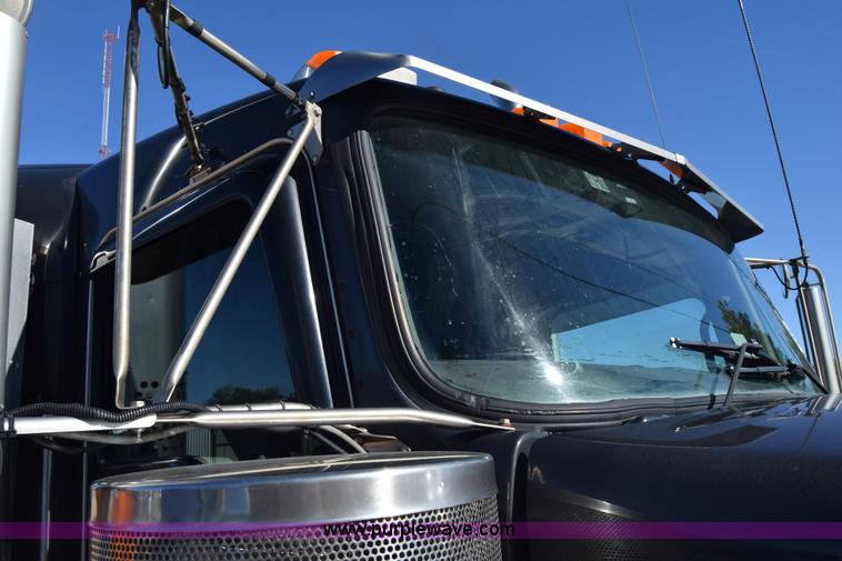 image for item K4918 2006 Kenworth W900 semi truck