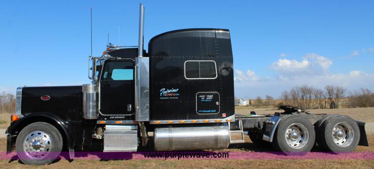 image for item L2396 2005 Peterbilt 379 semi truck