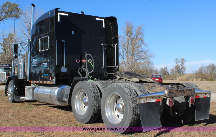 image for item L2396 2005 Peterbilt 379 semi truck