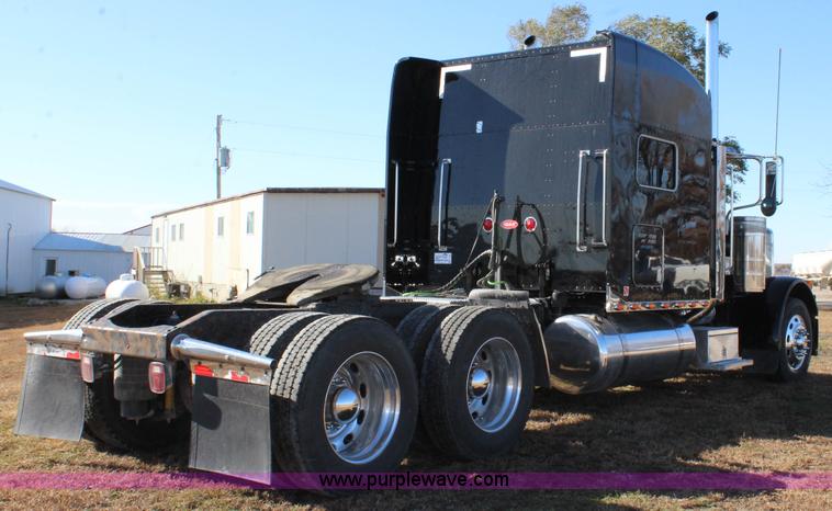 image for item L2396 2005 Peterbilt 379 semi truck