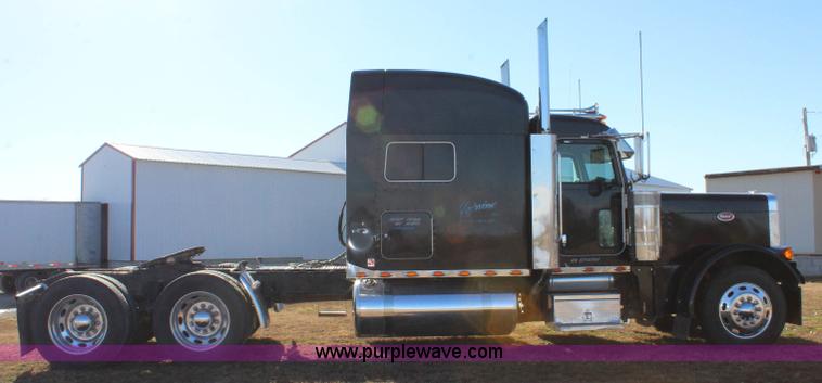 image for item L2396 2005 Peterbilt 379 semi truck