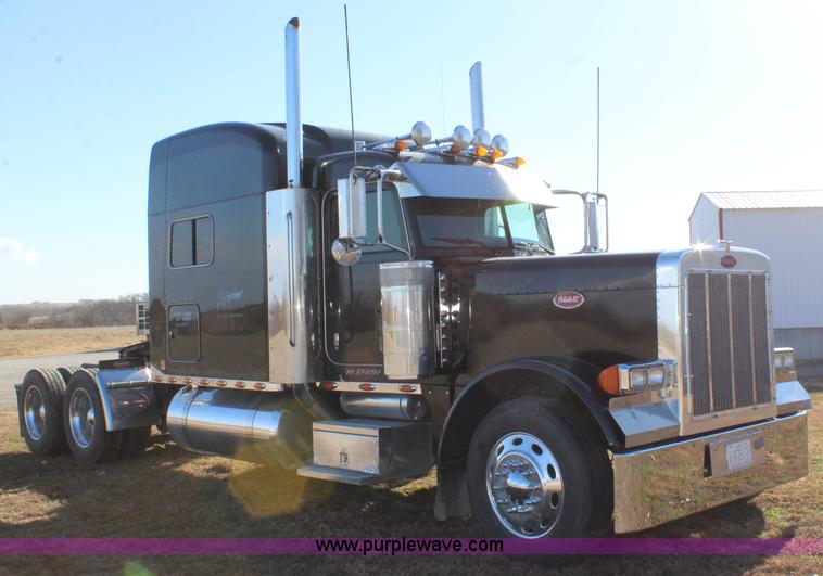 image for item L2396 2005 Peterbilt 379 semi truck
