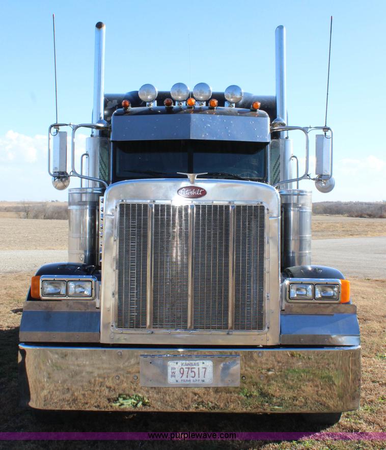 image for item L2396 2005 Peterbilt 379 semi truck