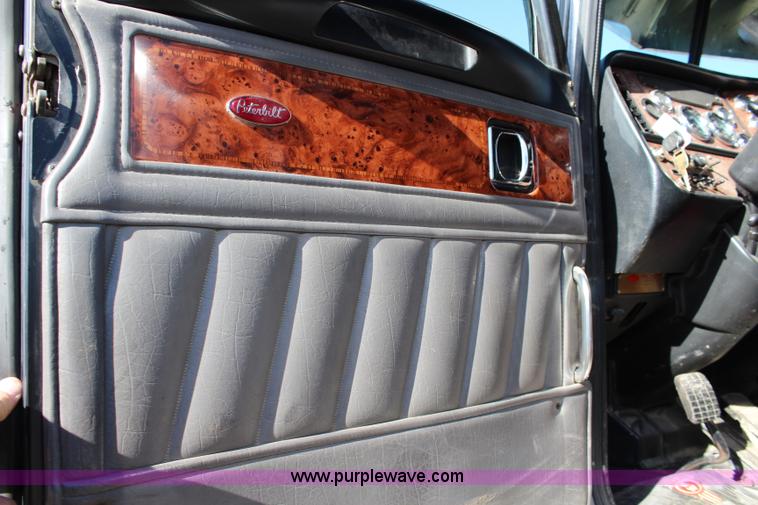 image for item L2396 2005 Peterbilt 379 semi truck