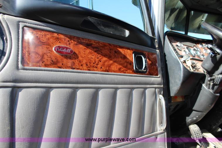 image for item L2396 2005 Peterbilt 379 semi truck