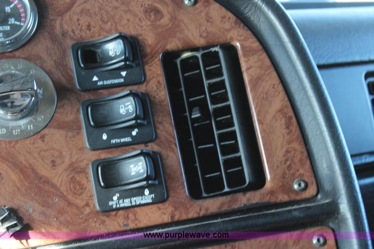 image for item L2396 2005 Peterbilt 379 semi truck