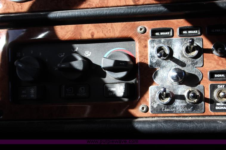 image for item L2396 2005 Peterbilt 379 semi truck