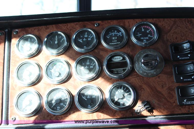 image for item L2396 2005 Peterbilt 379 semi truck