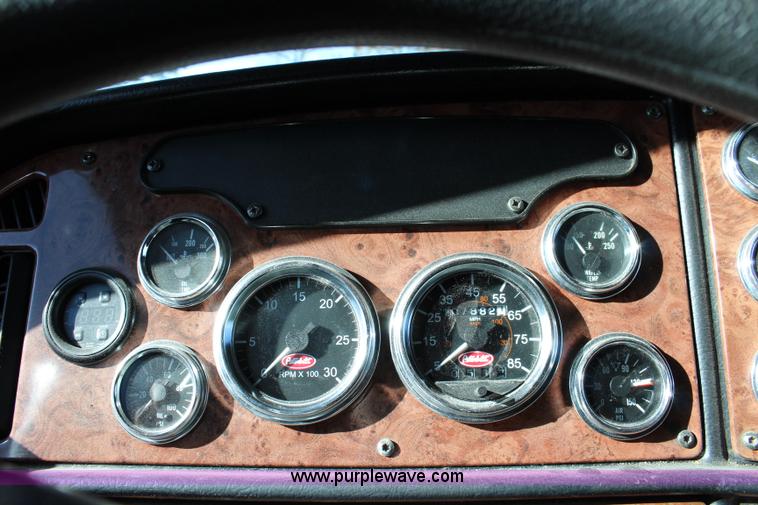 image for item L2396 2005 Peterbilt 379 semi truck