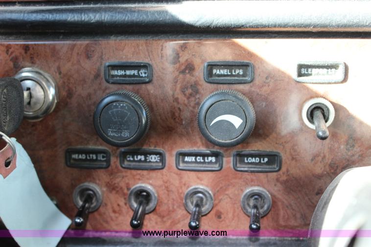 image for item L2396 2005 Peterbilt 379 semi truck