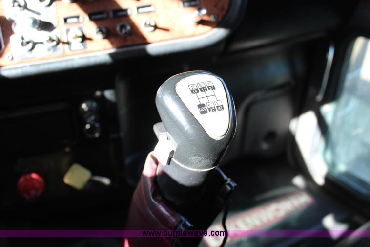 image for item L2396 2005 Peterbilt 379 semi truck