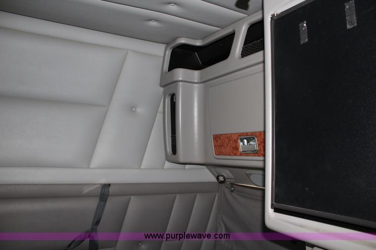 image for item L2396 2005 Peterbilt 379 semi truck