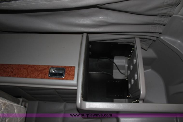 image for item L2396 2005 Peterbilt 379 semi truck