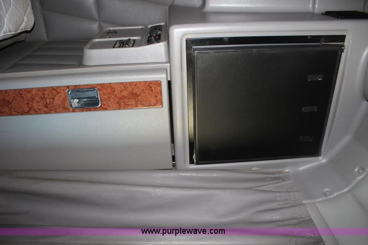 image for item L2396 2005 Peterbilt 379 semi truck