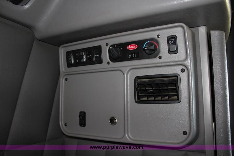 image for item L2396 2005 Peterbilt 379 semi truck