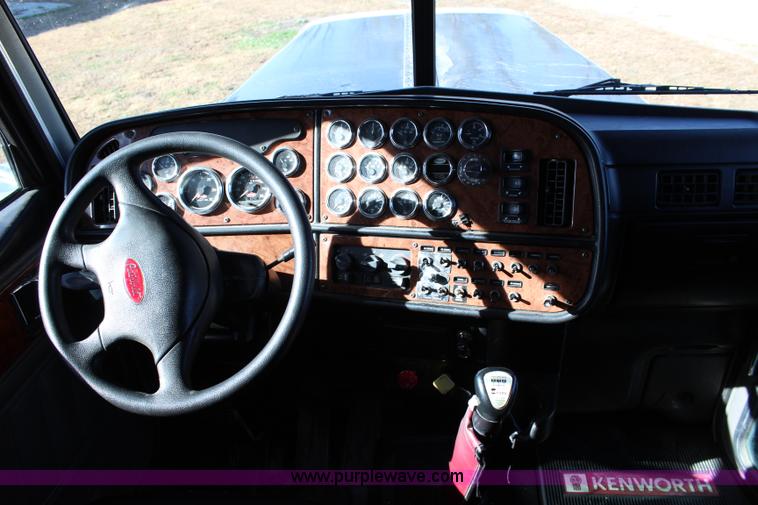 image for item L2396 2005 Peterbilt 379 semi truck