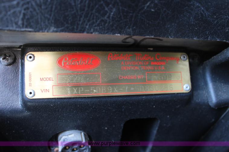 image for item L2396 2005 Peterbilt 379 semi truck