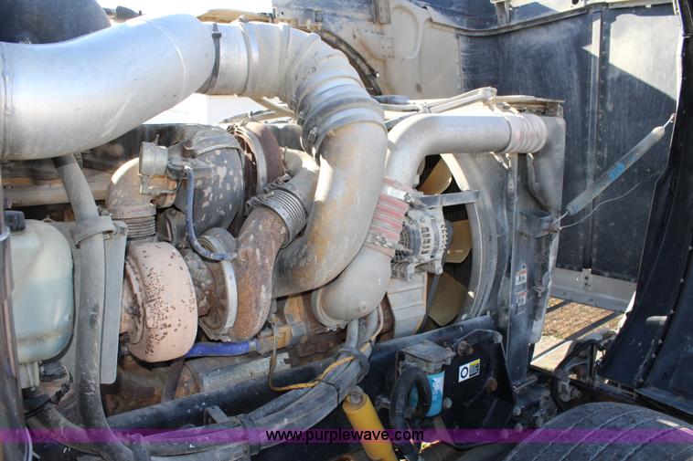 image for item L2396 2005 Peterbilt 379 semi truck